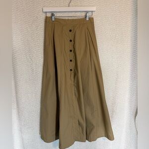 Banana Republic Khaki A-Line Skirt with Buttons. Size XS. So so good 😊